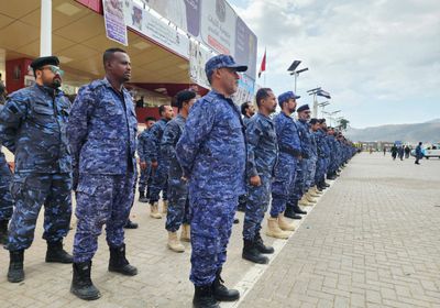 في وقفة احتجاجية.. ضباط وجنود أمن عدن يطالبون بانتظام صرف مرتباتهم