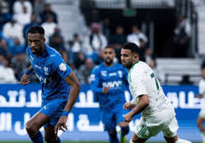 بنزيمة يستهل مسيرته مع الهلال بثلاثية في فوز ساحق 6-صفر على الأخدود