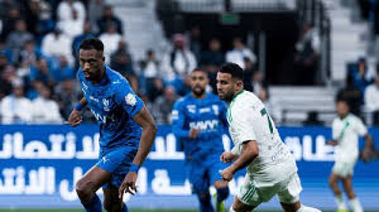 بنزيمة يستهل مسيرته مع الهلال بثلاثية في فوز ساحق 6-صفر على الأخدود