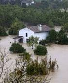 إسبانيا تجلي الآلاف وسط تحذيرات من قطار عواصف