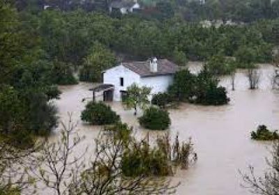 إسبانيا تجلي الآلاف وسط تحذيرات من قطار عواصف