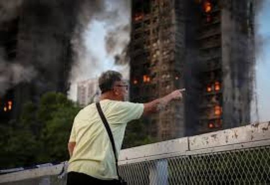 إخماد حريق بالقرب من سوق للأغذية في هونج كونج