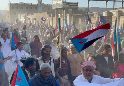 مسيرة الثبات تؤكد التمسك بـ"الانتقالي" وتفويض الرئيس الزُبيدي