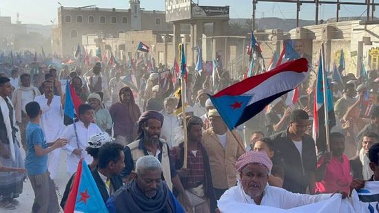 مسيرة الثبات تؤكد التمسك بـ"الانتقالي" وتفويض الرئيس الزُبيدي