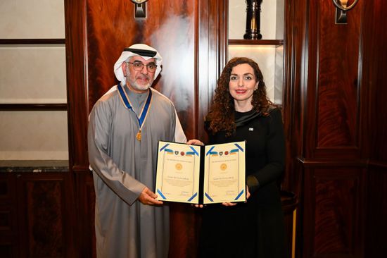 رئيسة كوسوفو تمنح الهلال الأحمر الإماراتي وسام الاستحقاق الرئاسي