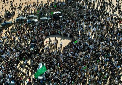 نجل القذافي يعلق على جنازة سيف الإسلام