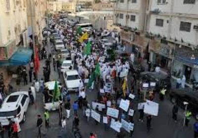 الآلاف يشاركون في تشييع ضحايا تفجير مسجد شيعي في إسلام أباد