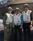 كوشنر وويتكوف يزوران حاملة الطائرات الأمريكية في بحر العرب