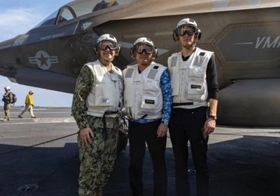 كوشنر وويتكوف يزوران حاملة الطائرات الأمريكية في بحر العرب