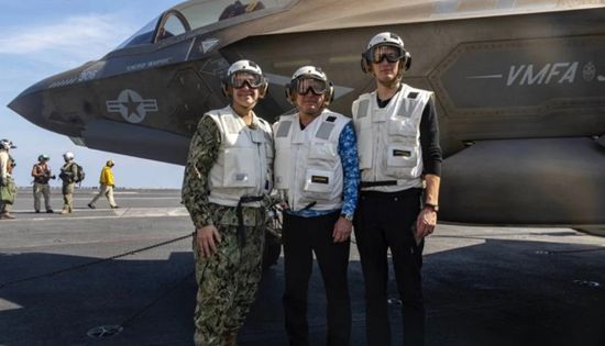 كوشنر وويتكوف يزوران حاملة الطائرات الأمريكية في بحر العرب