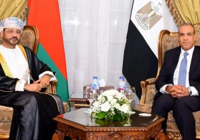 وزير الخارجية العُماني يطلع نظيره المصري على مجريات مفاوضات مسقط