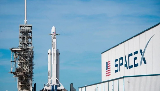 ماسك: سبيس إكس تعطي أولوية لبناء مدينة ذاتية النمو على القمر