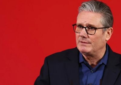 بعد قضية إبستين.. رئيس الوزراء البريطاني يعلن موقفه من دعوات استقالته