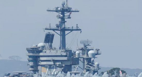 الولايات المتحدة تحث السفن الأمريكية على الابتعاد عن مضيق هرمز