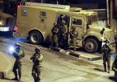 قوات إسرائيلية تغلق شارع الشهداء بالخليل