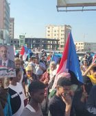 تجمع المواطنين في جولة السفينة استعدادا لمسيرة شعبية بعدن