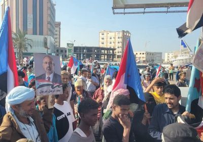 تجمع المواطنين في جولة السفينة استعدادا لمسيرة شعبية بعدن