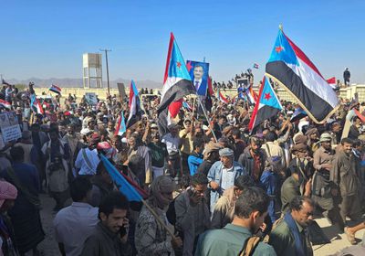 رغم الاعتداء.. متظاهرو شبوة يواصلون إحياء فعالية "يوم الشهيد"