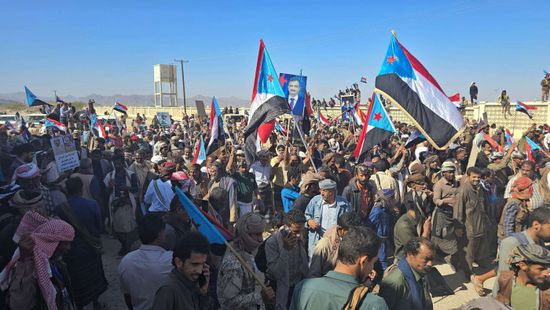 رغم الاعتداء.. متظاهرو شبوة يواصلون إحياء فعالية "يوم الشهيد"