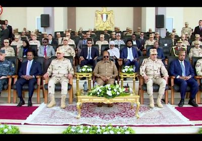 رئيس الصومال يشهد اصطفاف القوات المصرية المشاركة ببعثة الاتحاد الأفريقي