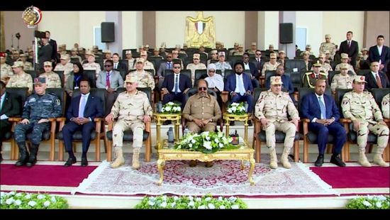 رئيس الصومال يشهد اصطفاف القوات المصرية المشاركة ببعثة الاتحاد الأفريقي