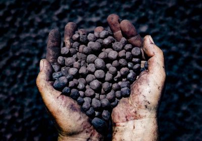 خام الحديد يترنح قرب 100 دولار لركود الطلب الصيني