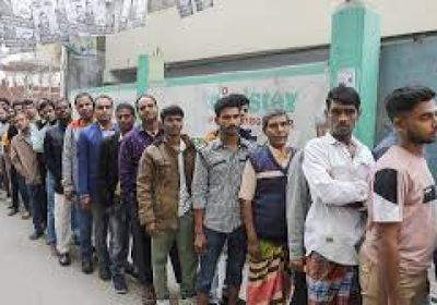 الناخبون يتوجهون إلى مراكز الاقتراع في بنغلادش في أول انتخابات بعد الإطاحة بحسينة