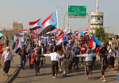 أبناء عدن يتضامنون مع ضحايا الاعتداء على متظاهري شبوة