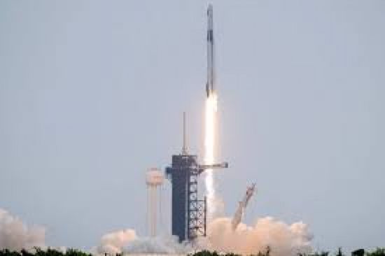 سبيس إكس تطلق طاقمًا إلى محطة الفضاء الدولية