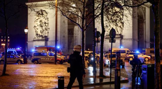 فرنسا.. هجوم بسكين على عناصر الدرك في ساحة الإليزيه