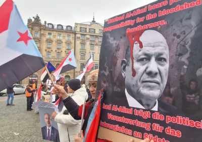 في وقفة احتجاجية.. الجالية الجنوبية في ألمانيا تندد بقرارات العليمي