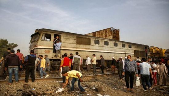 وفاة وإصابة 3 أشخاص بعد اصطدام قطار بعربة نقل في مطروح
