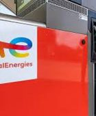 "توتال إنرجيز" تخفض خطة إعادة شراء أسهمها للنصف