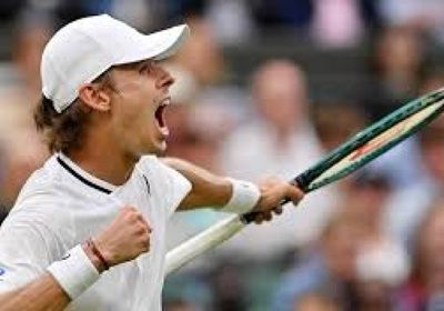 دي مينو يهيمن على أوجيه-ألياسيم ليفوز ببطولة روتردام للتنس