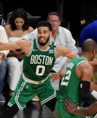 شباب أمريكا يتألق ويفوز بالشكل الجديد لمباراة كل النجوم بقيادة إدواردز