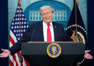 مسؤول إيراني يهدد بإغراق ترامب في البحر