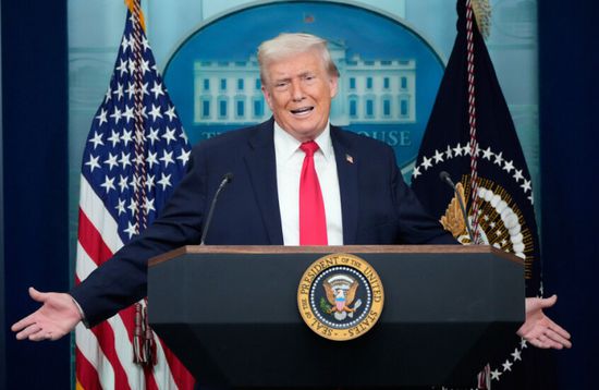 مسؤول إيراني يهدد بإغراق ترامب في البحر