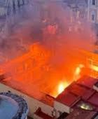 حريق يدمر مسرح سانازارو التاريخي في مدينة نابولي الإيطالية