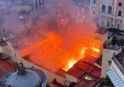 حريق يدمر مسرح سانازارو التاريخي في مدينة نابولي الإيطالية