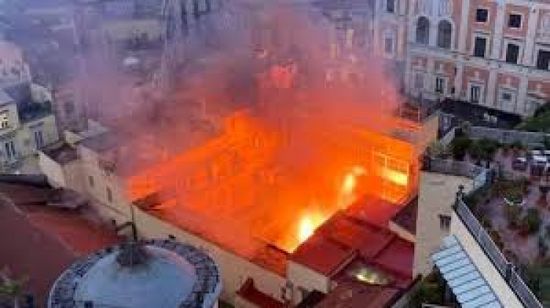 حريق يدمر مسرح سانازارو التاريخي في مدينة نابولي الإيطالية