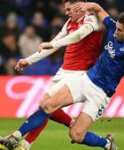 آرسنال يفرط في صدارة الدوري الإنجليزي