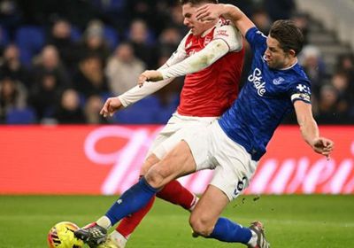 آرسنال يفرط في صدارة الدوري الإنجليزي