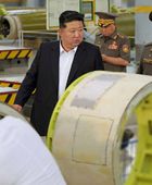 زعيم كوريا الشمالية يتفقد قاذفة صواريخ ضخمة