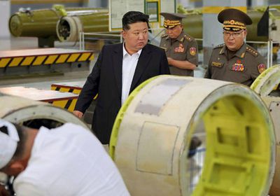 زعيم كوريا الشمالية يتفقد قاذفة صواريخ ضخمة