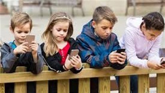 أيرلندا تعتزم فرض قيود على منصات التواصل للمراهقين