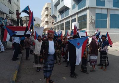 بدء تجمع الجماهير في وقفة بعدن لرفض وزراء الاحتلال اليمني