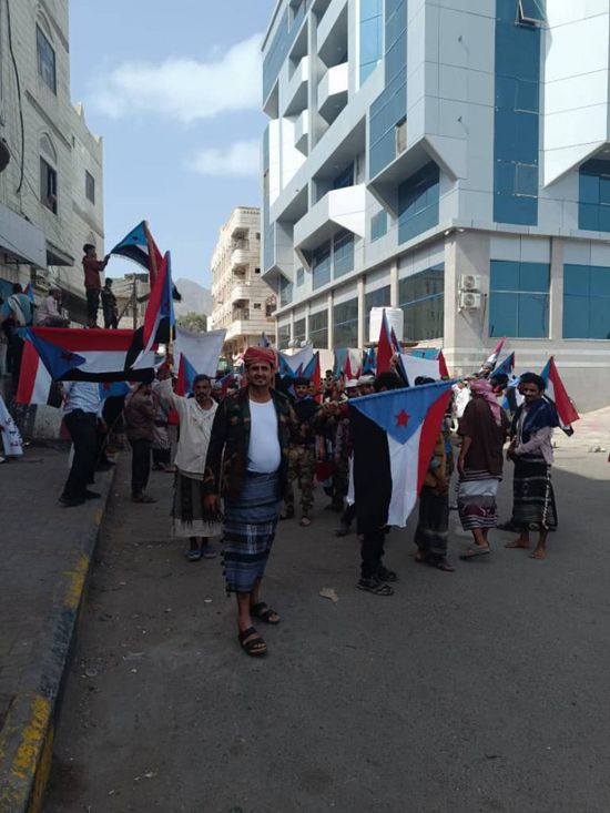 بدء تجمع الجماهير في وقفة بعدن لرفض وزراء الاحتلال اليمني