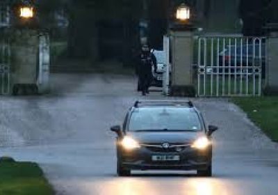 شقيق العاهل البريطاني يغادر مركز الشرطة بعد احتجازه لساعات