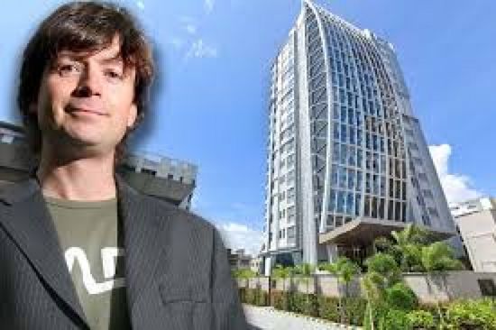 وفاة أحد مؤسسي إسوس البريطانية للأزياء في تايلاند بعد سقوطه من شرفة