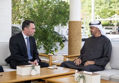 رئيس الإمارات يستقبل كبير مستشاري رئيس وزراء المجر في قصر الشاطئ